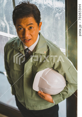 作業服にネクタイ姿の男性の写真素材