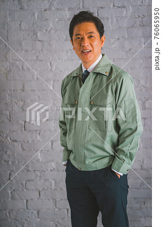 作業服にネクタイ姿の男性の写真素材