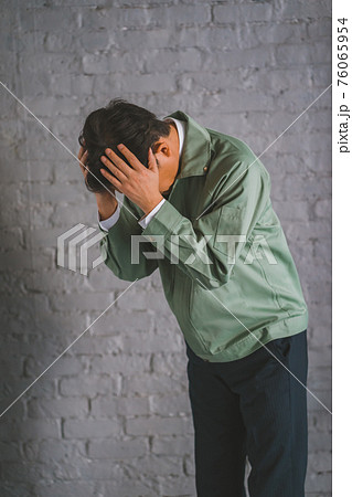 作業服にネクタイ姿の男性 76065954