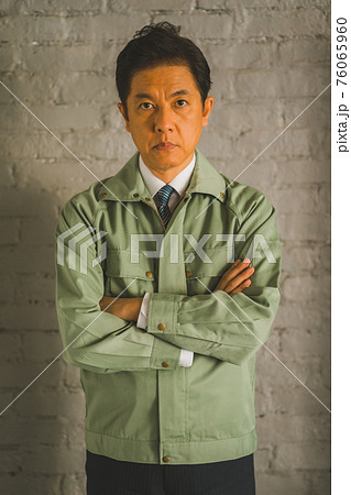 作業服にネクタイ姿の男性の写真素材