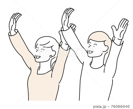 笑顔で両手を上げる男女のイラスト 76066040