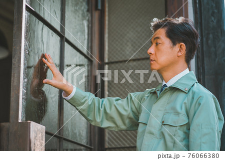 玄関ドアガラスの修理業者 76066380