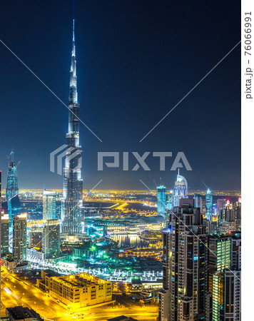 Panorama of Dubai at night 76066991