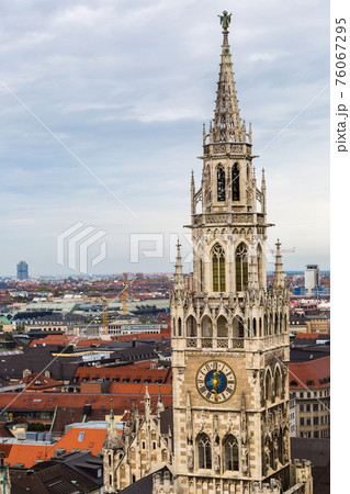 Aerial view on Marienplatz town hall 76067295