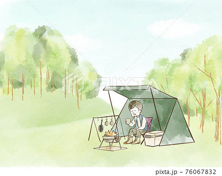 自然の中でソロキャンプを楽しむ男性 76067832
