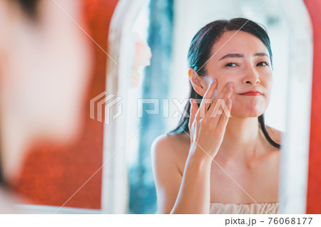 ミドル女性の朝美容 76068177