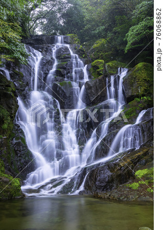 糸島の人気スポット　美しい白糸の滝　（福岡県糸島市） 76068862