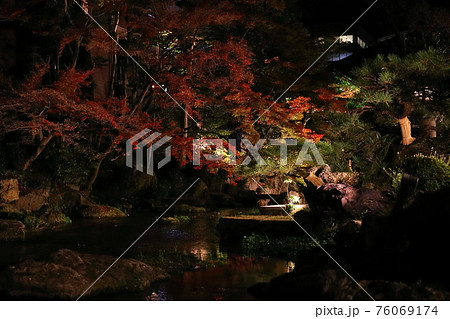 伝統的な庭を眺めながら食事を愉しむひととき 伝統的な庭を眺めながら食事を愉しむひととき 76069174