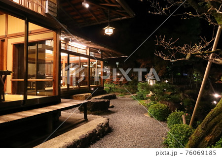 伝統的な庭を眺めながら食事を愉しむひととき 76069185