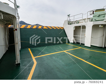 貨物船の船内の出入り口 76069241