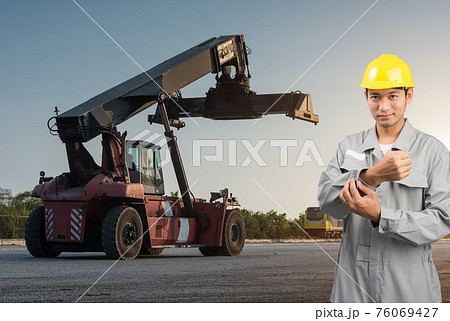 Foreman stand on front forklift loading Containers box 76069427