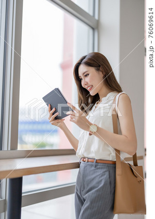 asian woman use digital tablet asian woman use digital tablet 76069614