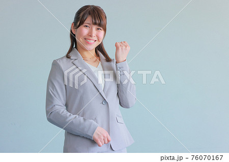 左手でガッツポーズのフレッシャーズ 76070167