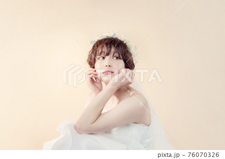 ウェディングドレスの女性　ブライダル　花嫁 76070326