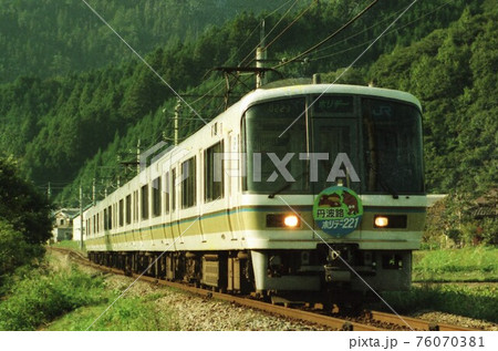 JR西日本221系 快速 丹波路ホリデー221の写真素材 [76070381] - PIXTA