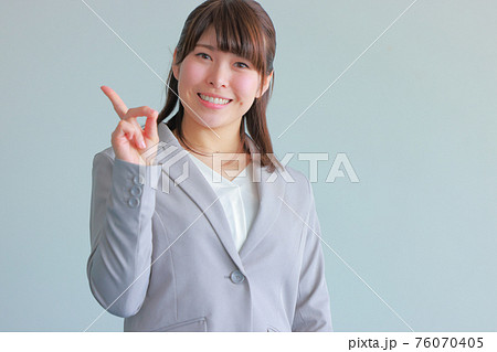 ワンポイントのポーズのスーツ女性_クローズアップ ワンポイントのポーズのスーツ女性_クローズアップ 76070405