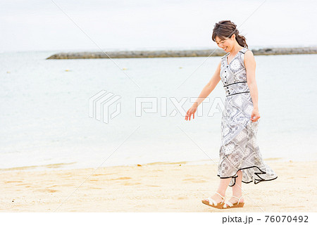 浜辺を散歩する女性 浜辺を散歩する女性 76070492