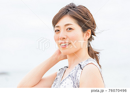 浜辺を散歩する女性 浜辺を散歩する女性 76070496