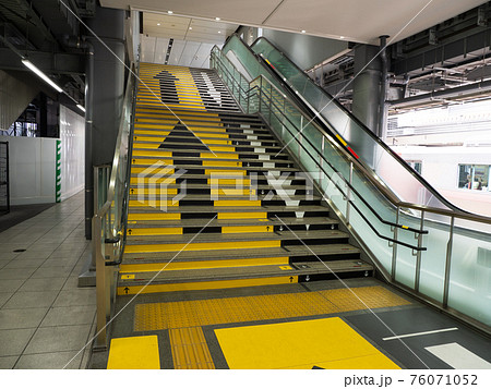 駅のホームの階段とエスカレーター 駅のホームの階段とエスカレーター 76071052