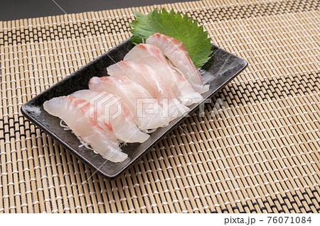鯛のお刺身 76071084