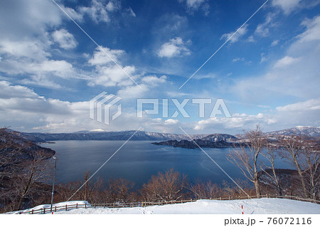 冬の晴れた日の発荷峠展望台から十和田湖 76072116