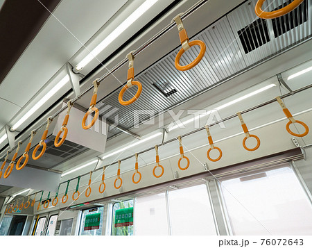 電車の黄色く丸いつり革の写真素材 [76072643] - PIXTA