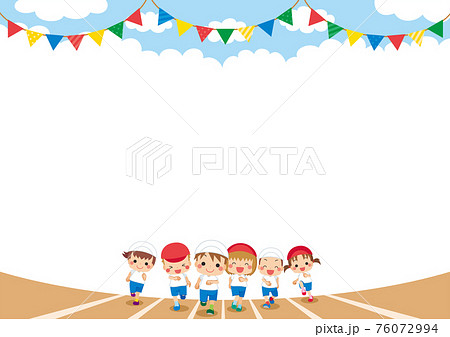 運動会で徒競走をしている可愛い子供たちのイラスト　背景　テンプレート　コピースペース 76072994
