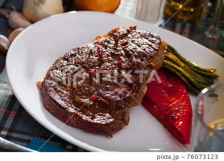 Beef entrecote with green beans and pepper 76073123