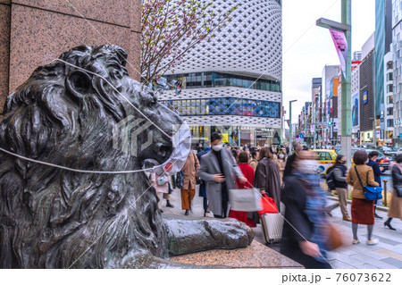 日本の東京都市景観　解除初日（緊急事態宣言解除）、東京・銀座は多くの人で賑わった＝3月22日 76073622