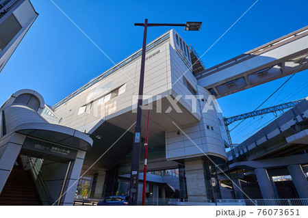 東京都多摩市の多摩モノレールの多摩センター駅方面を見る 76073651