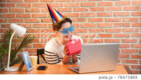 man celebrating birthday online man celebrating birthday online 76073869
