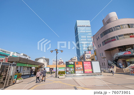 都市風景 松戸駅東口前の歩行者デッキと街並み 千葉県松戸市 都市風景 松戸駅東口前の歩行者デッキと街並み 千葉県松戸市 76073901