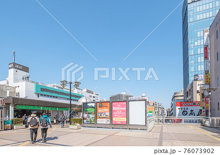 都市風景 松戸駅東口前の歩行者デッキと街並み 千葉県松戸市 都市風景 松戸駅東口前の歩行者デッキと街並み 千葉県松戸市 76073902