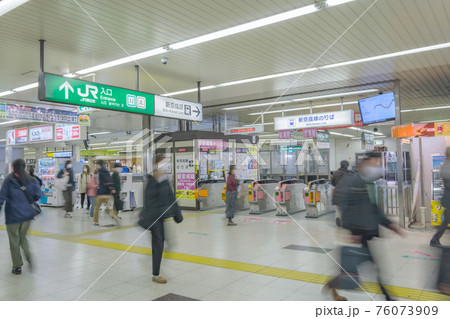 鉄道風景　松戸駅構内と人通り　千葉県松戸市 76073909