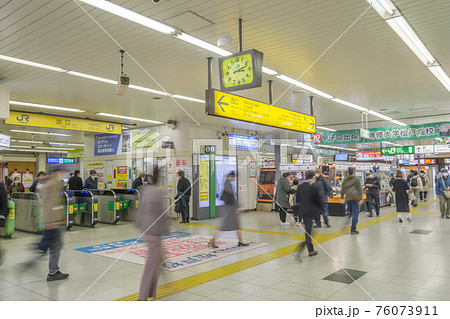 鉄道風景　松戸駅構内と人通り　千葉県松戸市 76073911