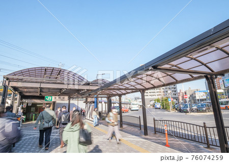 都市風景 常磐線金町駅南口前のロータリーと人通り 東京都葛飾区 都市風景 常磐線金町駅南口前のロータリーと人通り 東京都葛飾区 76074259