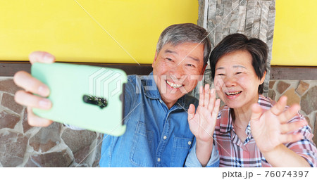 retired cople have video chat 76074397