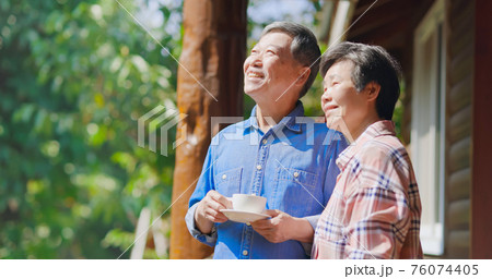 asian retired couple enjoy travel asian retired couple enjoy travel 76074405