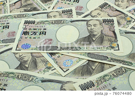 【金融・資産・債務・投資などに関する記事のサムネイルに】多数の一万円札 76074480