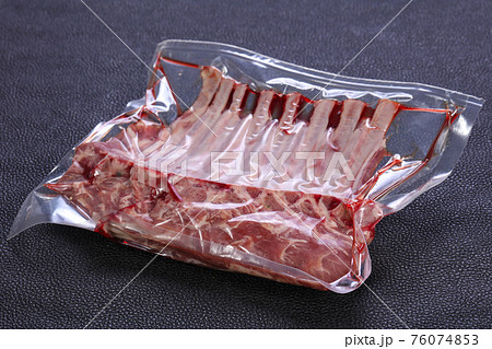 Raw rack of lamb 76074853