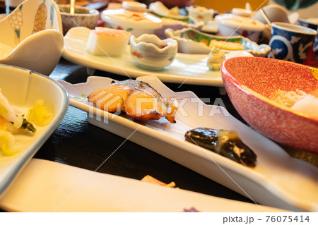 ずらりと並べられた日本の旅館の会席料理 76075414