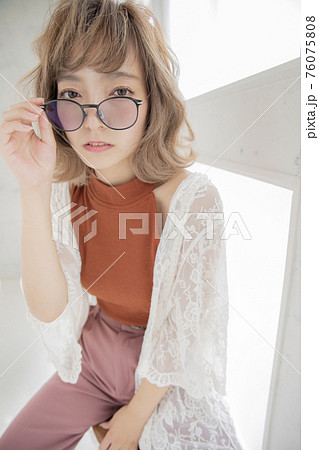 メガネ　ボブスタイル　女性 76075808