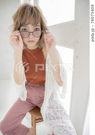 メガネ ボブスタイル 女性 メガネ ボブスタイル 女性 76075809