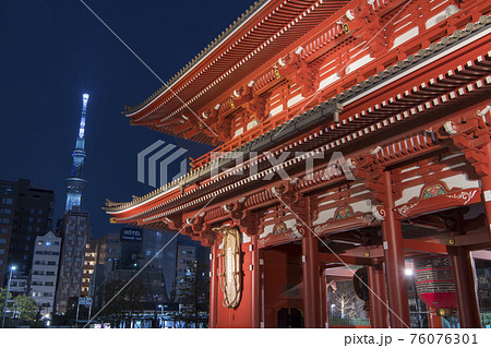 浅草寺宝蔵門ライトアップとスカイツリーの写真素材