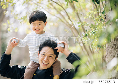 子供と遊ぶ父親・育児に積極的な男性イメージ 76076513