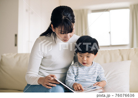 絵本を読む母親と男の子　読み聞かせ・子育て・育児イメージ 76076636
