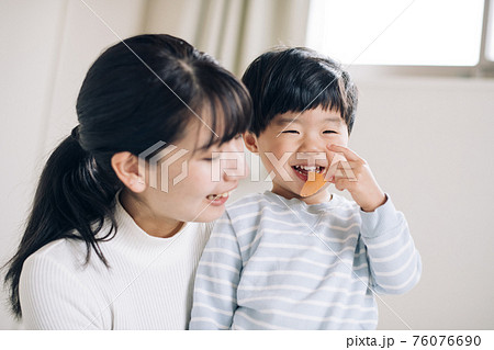 男の子と遊ぶ母親・子育て・育児イメージ 76076690