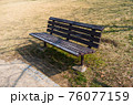 公園のベンチ 76077159