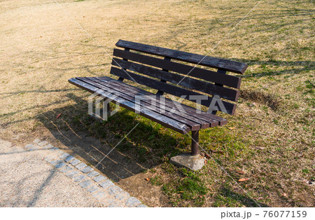 公園のベンチ 76077159