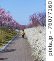 花咲く道を歩く 76077160